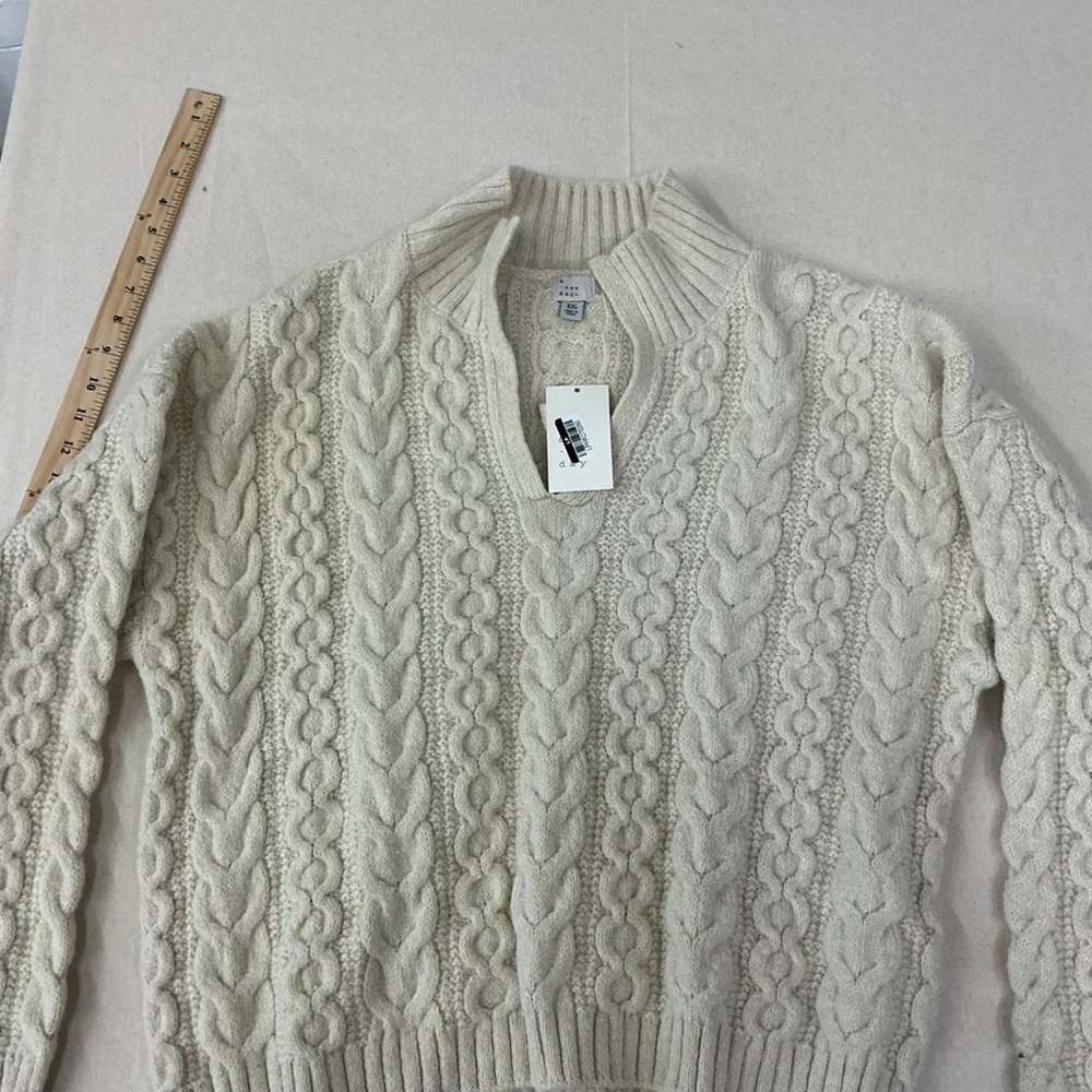 A New Day cream‎ cable knit sweater